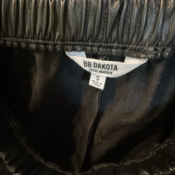 Faux leather shorts - Picture 2 of 2